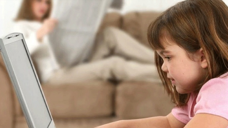 Όλο και περισσότερα παιδιά κάνουν «υπέρμετρη» χρήση του διαδικτύου