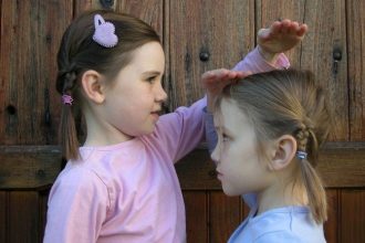 Έρευνα: Τα κοντά παιδιά κινδυνεύουν περισσότερο από εγκεφαλικό στο μέλλον