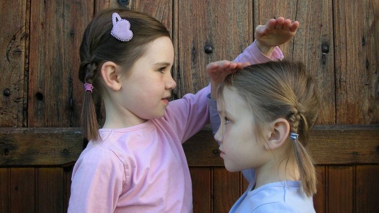 Έρευνα: Τα κοντά παιδιά κινδυνεύουν περισσότερο από εγκεφαλικό στο μέλλον