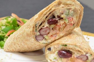 Τορτίγια εύκολη με τόνο, αβοκάντο και σως από γιαούρτι