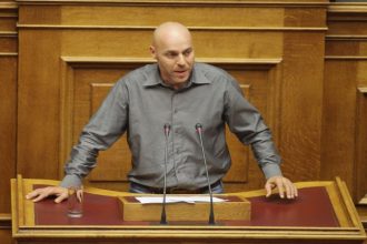 Ο βουλευτής που κυνήγησε και έπιασε δύο ληστές έξω από τη Βουλή