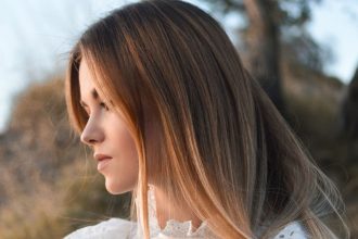 Τo κατάλληλο κούρεμα για να δείχνει το πρόσωπο πιο λεπτό, με τονισμένες γωνίες