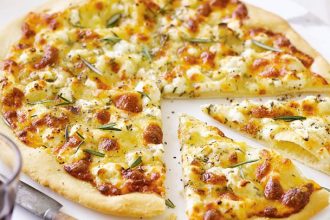 Χορταστική πίτσα Bianca με προσούτο και σύκα