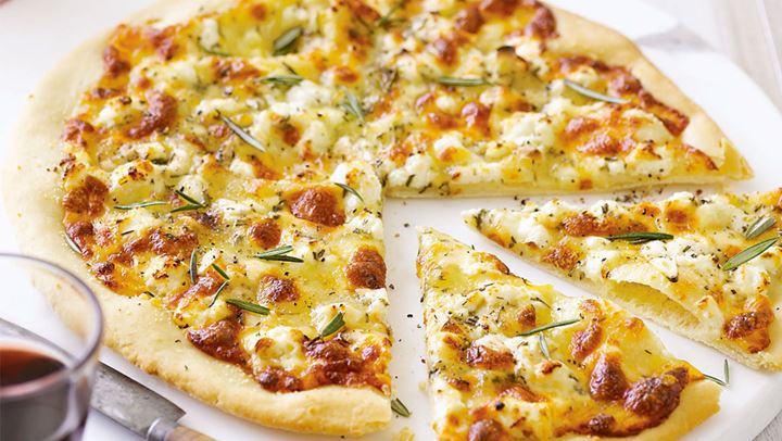 Χορταστική πίτσα Bianca με προσούτο και σύκα