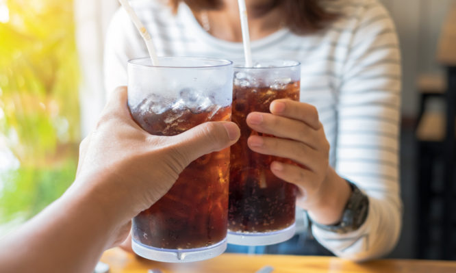 Τι συμβαίνει στον οργανισμό κάθε φορά που πίνετε έστω και ένα αναψυκτικό