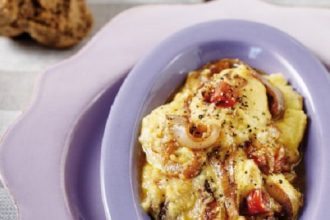 Φάβα με γλυκιά πάπρικα, κρεμμύδι και ντομάτα