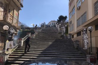 Ξύλινες φιγούρες του Καραγκιόζη στην καρναβαλική Πάτρα!