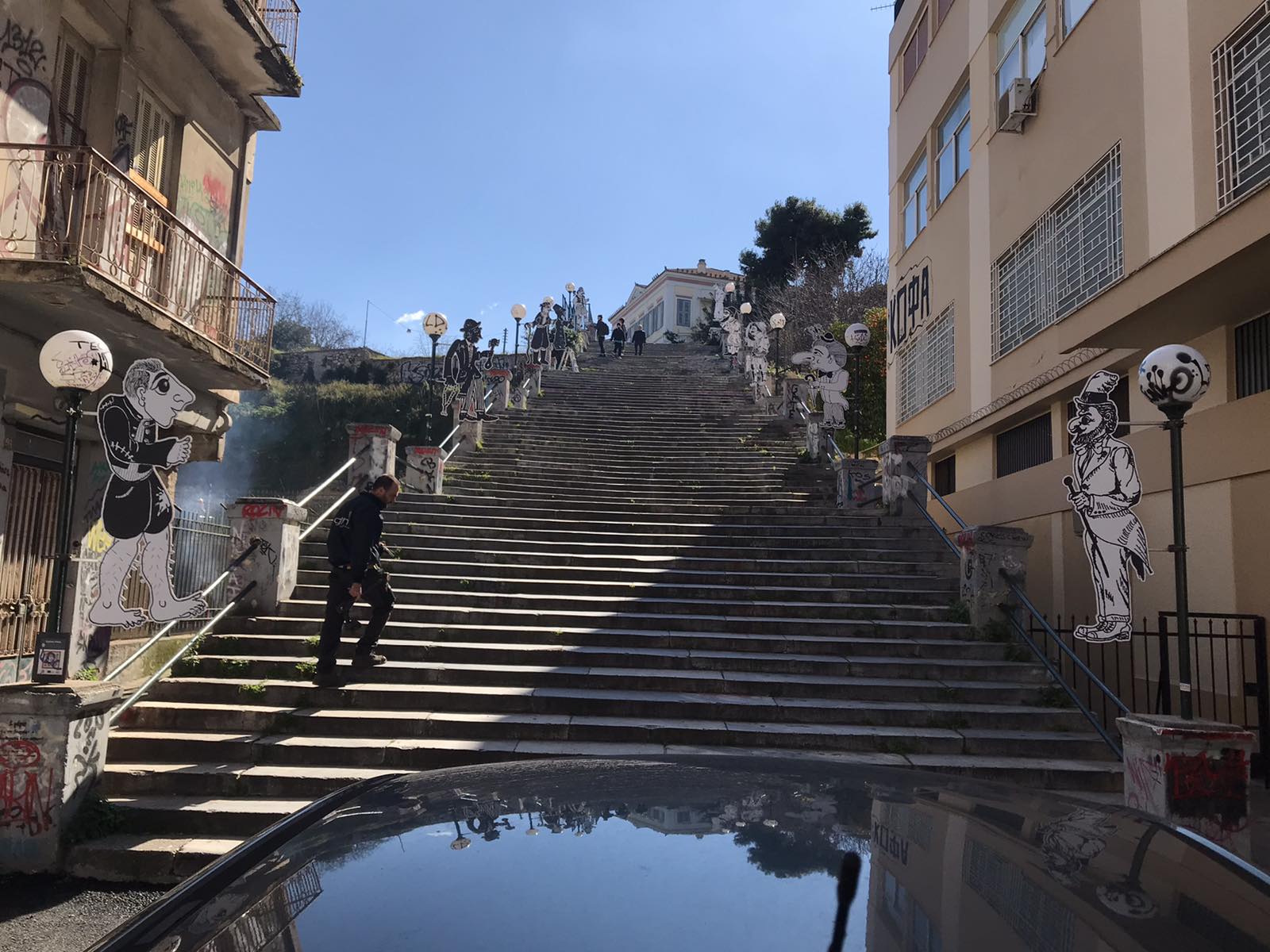 Ξύλινες φιγούρες του Καραγκιόζη στην καρναβαλική Πάτρα!