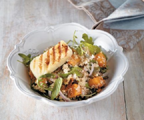 Σαλάτα με ψητή κολοκύθα, κινόα, χαλούμι και σάλτσα μελιού