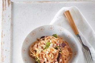 Σπαγγέτι με ψητά παντζάρια, κατσικίσιο τυρί και φουντούκια