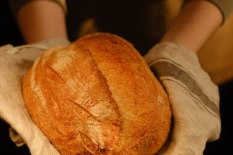 Πανεύκολη συνταγή για σπιτικό ψωμί με μπύρα χωρίς ζύμωμα