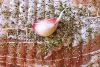 Ρολό χοιρινό, με δεντρολίβανο