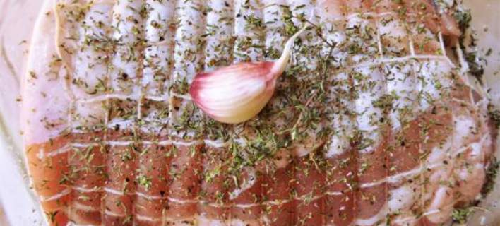 Ρολό χοιρινό, με δεντρολίβανο