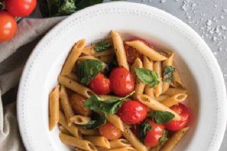 Ζυμαρικά ολικής άλεσης με ντοματίνια, βαλσαμικό και βασιλικό