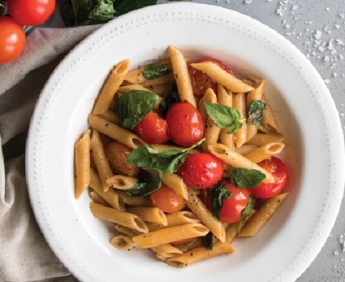 Ζυμαρικά ολικής άλεσης με ντοματίνια, βαλσαμικό και βασιλικό
