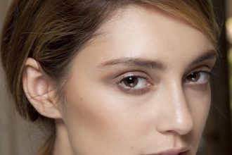 Έτσι θα περιποιηθείς σωστά τα φρύδια σου όσο μένεις σε καραντίνα