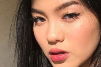 Πώς να εφαρμόσετε το eyeliner σε 5 απλά βήματα