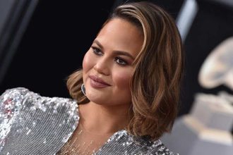 Δείτε ποια μάσκα χρησιμοποιεί η Chrissy Teigen για σύσφιξη της επιδερμίδας της