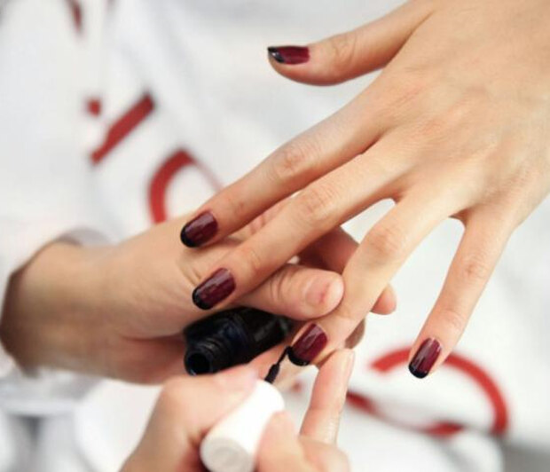 Gradient Nails: Το μανικιούρ που μπορείς να κάνεις μόνη σου και αποτελεί την πιο hot τάση