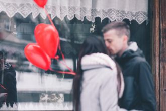 Είσαι μόνη; 5 (εντελώς ανορθόδοξοι) τρόποι για να αποκτήσεις αγόρι μέχρι του Αγίου Βαλεντίνου