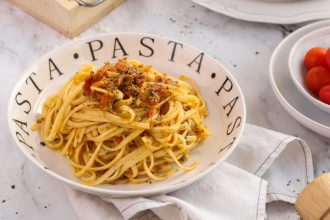 Λιγκουίνι με πέστο ντομάτας