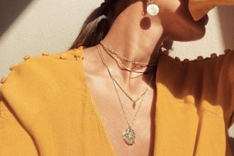 4 κανόνες για να κάνεις layering με τα κοσμήματα στο λαιμό