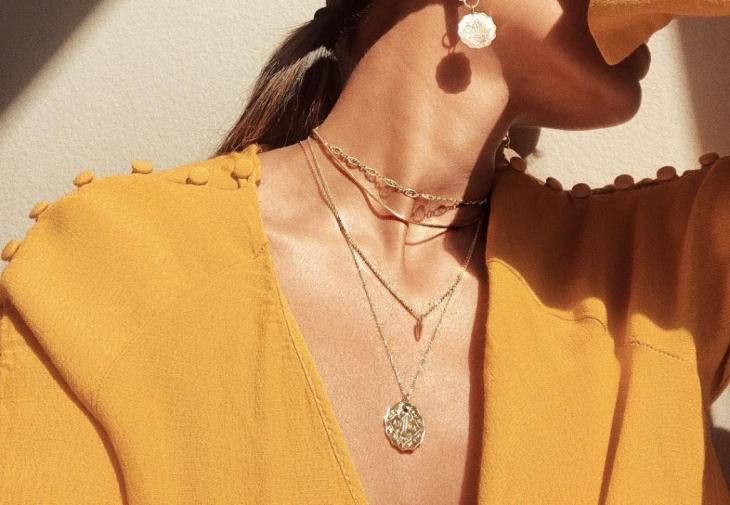 4 κανόνες για να κάνεις layering με τα κοσμήματα στο λαιμό