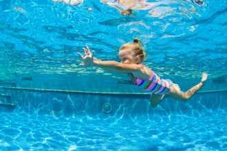 4χρονη παραλίγο να πεθάνει επειδή ήπιε νερό πισίνας – Τι είναι ο ξηρός πνιγμός