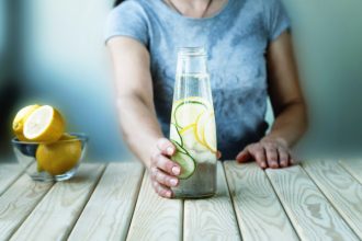 Νερό με λεμόνι: Βοηθάει τελικά στην καύση λίπους; Τι λένε οι επιστήμονες…