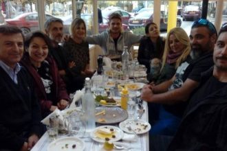 Παραδοσιακό ουζερί "Πλατεία": Σε ενάμιση χρόνο έγινε το αγαπημένο στέκι των πατρινών και όχι μόνο - ΔΕΙΤΕ ΠΟΙΟΙ ΒΡΕΘΗΚΑΝ ΣΤΑ ΤΡΑΠΕΖΙΑ ΤΟΥ
