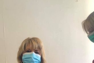 Η Αννα Μαστοράκου έκανε και την αναμνηστική δόση