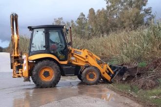 Αχαΐα: Ο πρόεδρος που καθαρίζει τους δρόμους του χωριού του