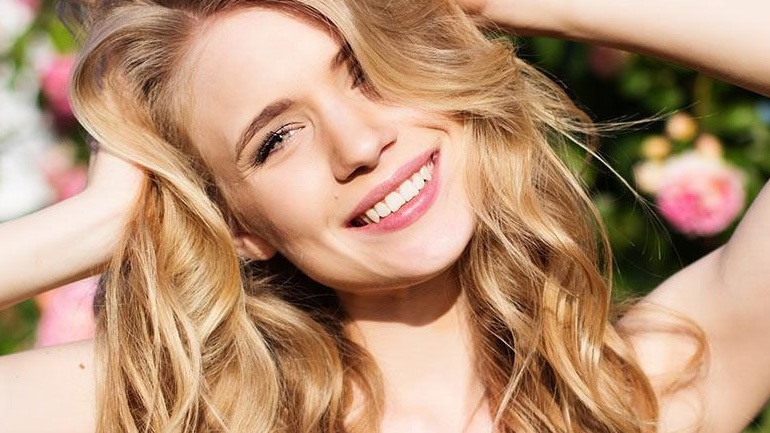 Πώς θα ανοίξεις τα μαλλιά σου φυσικά εύκολα και γρήγορα