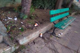 Πάτρα: Εφτιαξαν, σε σχολείο, παρτέρια με λουλούδια και ...γέμισαν σκουπίδια