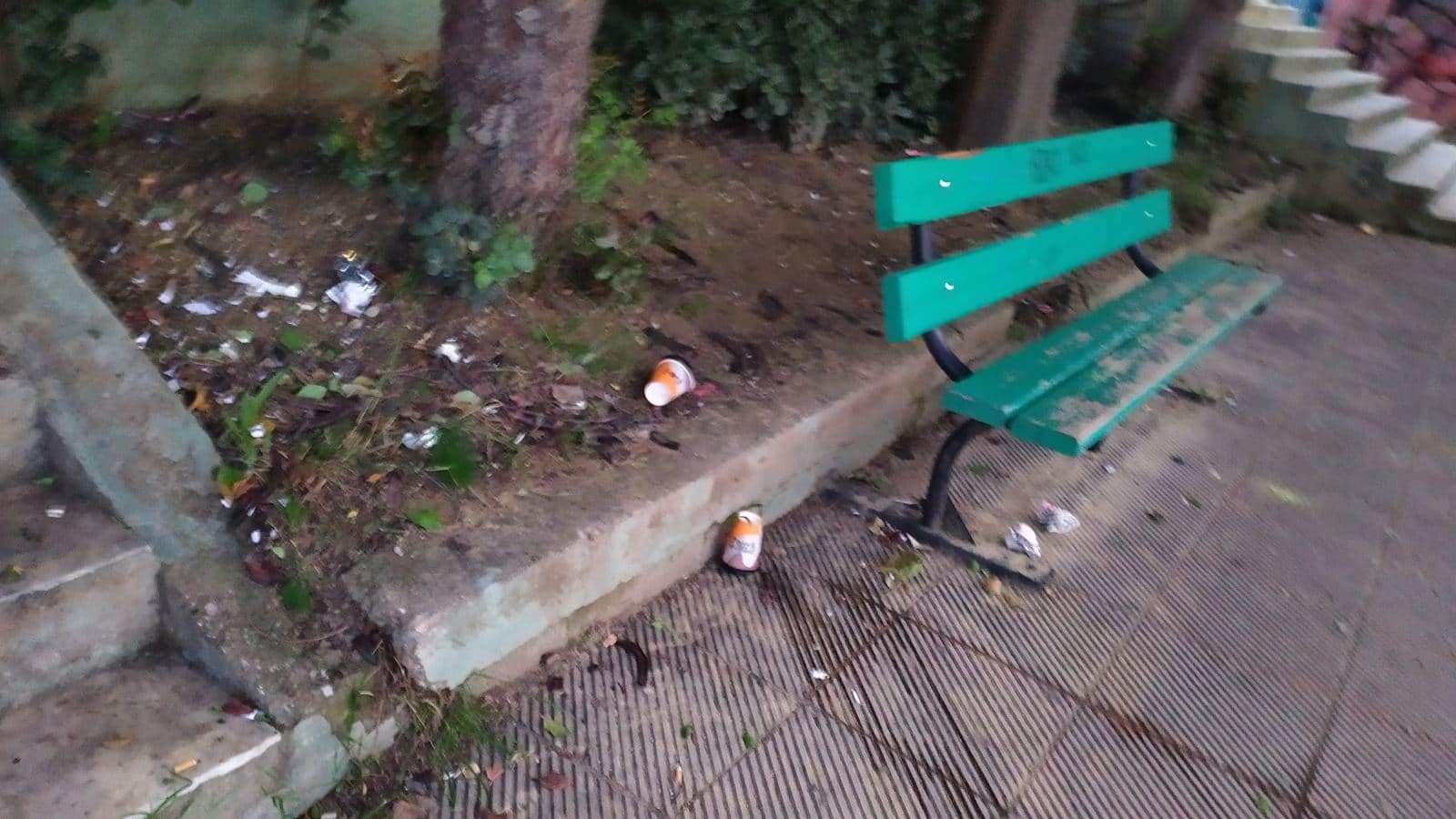 Πάτρα: Εφτιαξαν, σε σχολείο, παρτέρια με λουλούδια και ...γέμισαν σκουπίδια