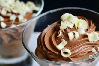 Λαχταριστή μους σοκολάτα με πραλίνα φουντουκιού!