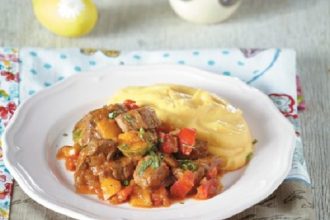 Moσχαράκι τας κεμπάπ με πιπεριές και πουρέ καρότο-πατάτα