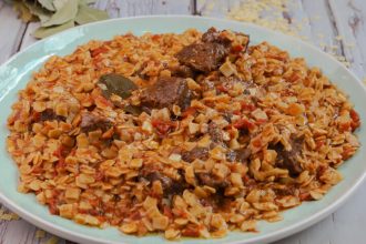 Μοσχαράκι κοκκινιστό με χυλοπιτάκια