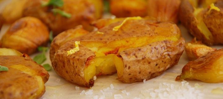 Λαχταριστές πατάτες στο φούρνο με λευκό κρασί