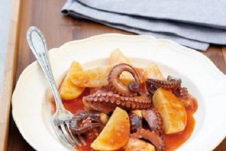 Χταπόδι κοκκινιστό με πατάτες