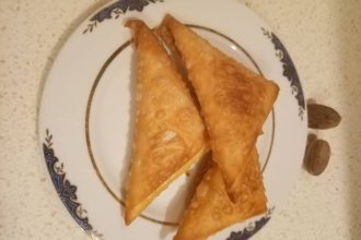 Τυροπιτακια με φύλλο κρούστας και τυροβολια Μυκόνου