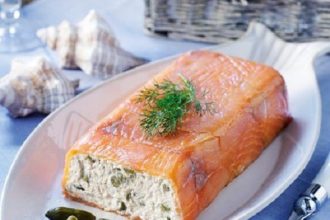 Δροσερή πεστροφοσαλάτα με σολομό και σάλτσα σόγιας