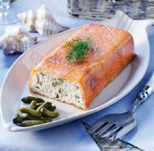 Δροσερή πεστροφοσαλάτα με σολομό και σάλτσα σόγιας