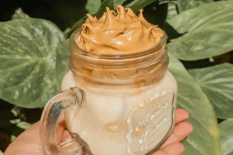 Dalgona: Πώς να φτιάξετε στο σπίτι τον καφέ που κάνει θραύση στο Instagram