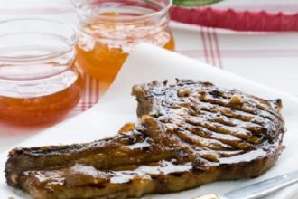 Χοιρινές μπριζόλες ψητές με γλυκόξινη μαρινάδα