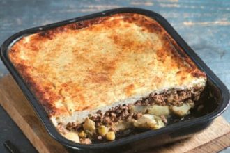 Μουσακάς με αγκινάρες και εύκολη μπεσαμέλ γιαουρτιού