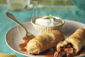 Ελληνικό wellington με μοσχαράκι και σάλτσα γιαουρτιού