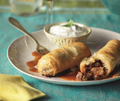 Ελληνικό wellington με μοσχαράκι και σάλτσα γιαουρτιού