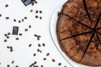 Αυτό το κέικ σοκολάτας με λίγες θερμίδες δεν θα χορταίνεις να το φτιάχνεις... και να το τρως!