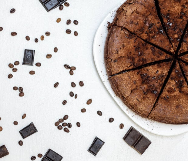 Αυτό το κέικ σοκολάτας με λίγες θερμίδες δεν θα χορταίνεις να το φτιάχνεις... και να το τρως!